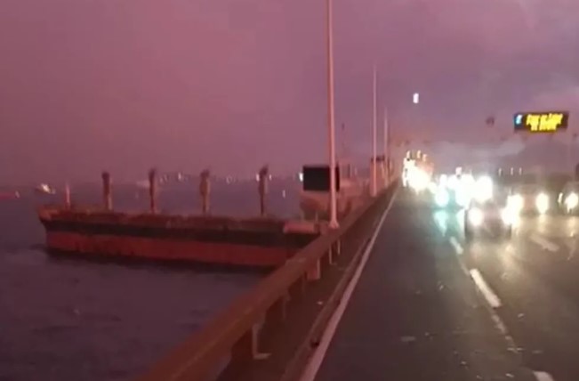 Navio à deriva colide com Ponte Rio-Niterói, que está fechada