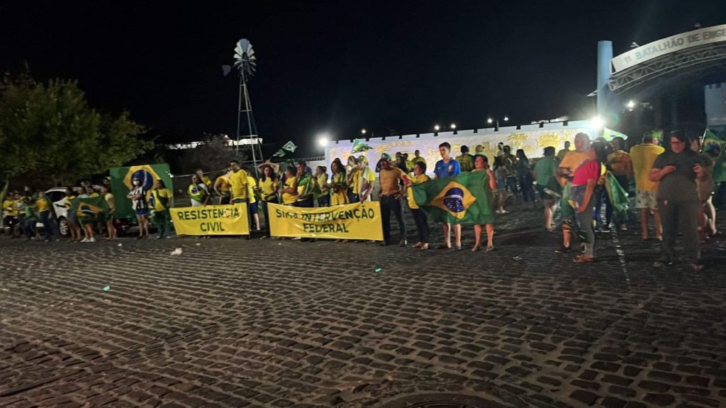 Vestindo verde e amarelo, grupo pede resistência e intervenção federal em frente ao BEC de Caicó