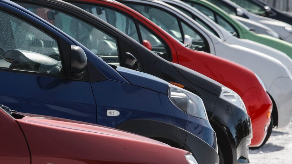 Vendas de carros caem quase 7% em outubro e 5% no ano