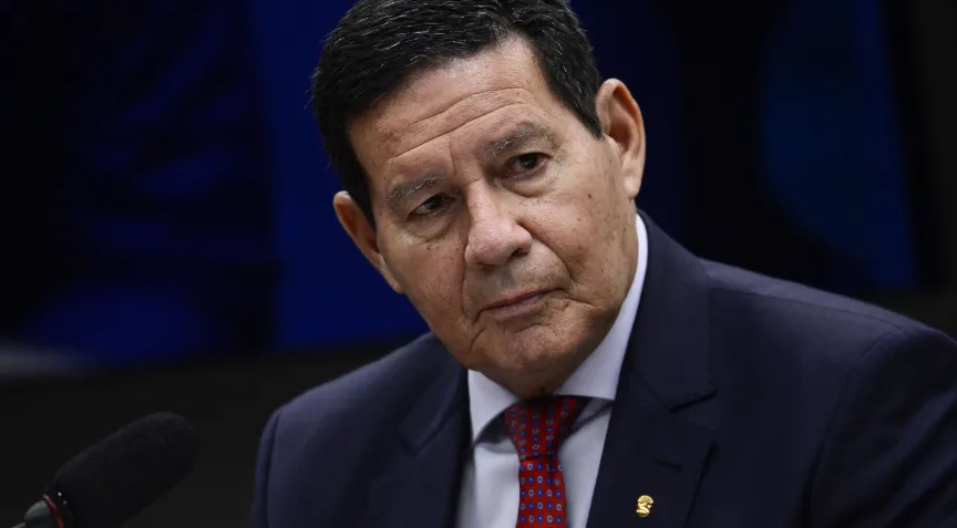 Política “Problema surgiu quando aceitamos manobra que anulou condenação de Lula”, diz Mourão