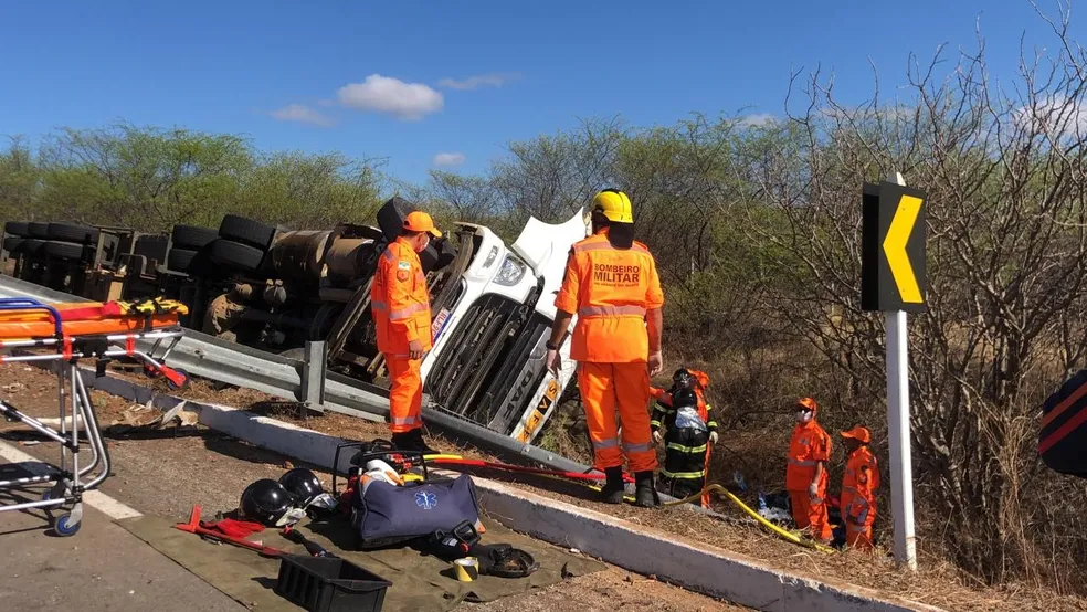 Carreta carregada de mangas tomba em curva na BR-427 em Caicó