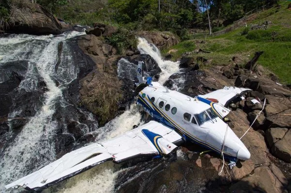 Brasil Marília Mendonça: perícia particular diz que torre onde avião bateu estava sem sinalização