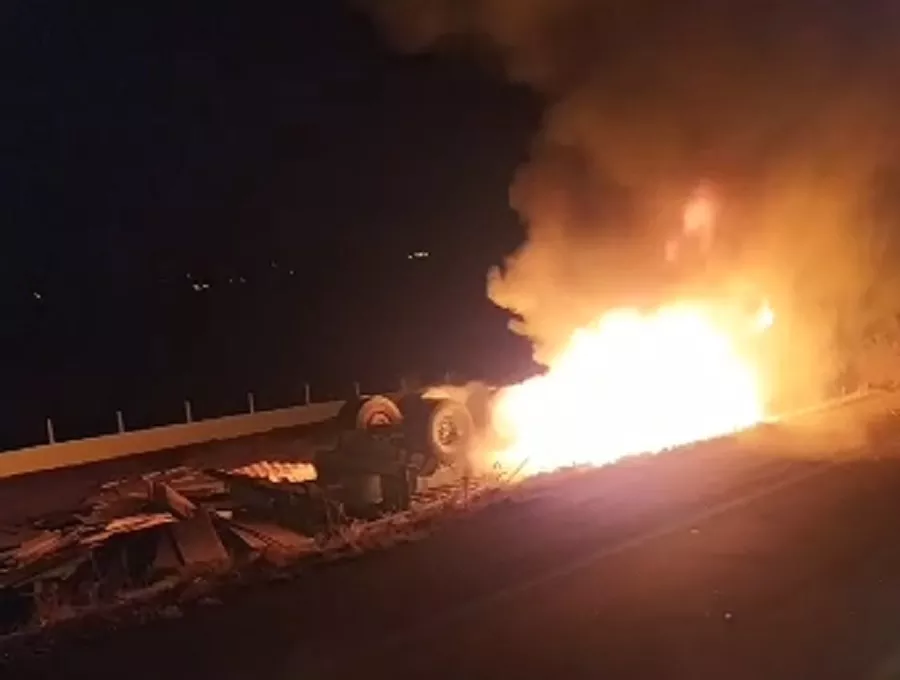 Acidente com carreta termina em incêndio e morte na BR-226 em Santa Cruz (RN)