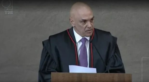 Presidente do TSE faz discurso fortíssimo durante diplomação de Lula