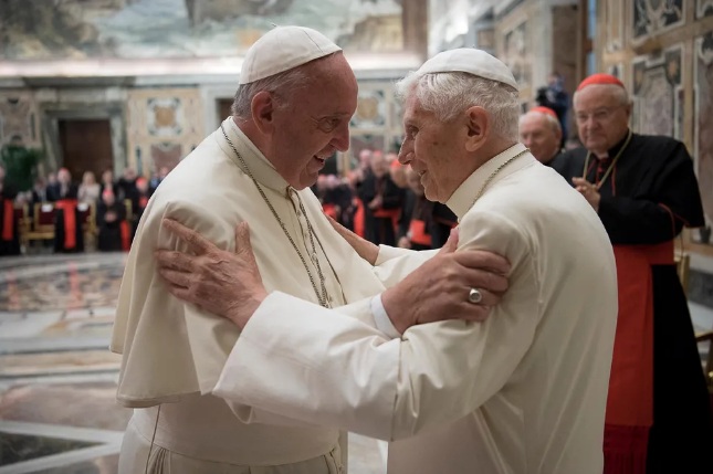 Papa pede oração por Bento XVI que está “gravemente doente”