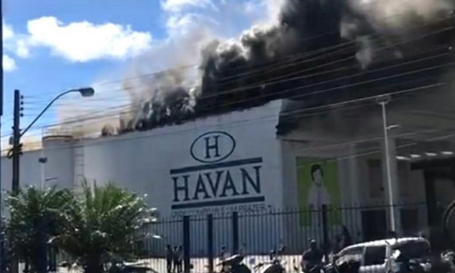 Incêndio de grandes proporções destrói loja da Havan na Bahia