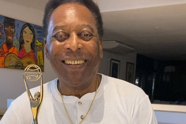 Estado de saúde de Pelé melhora, mas ainda não há previsão de alta