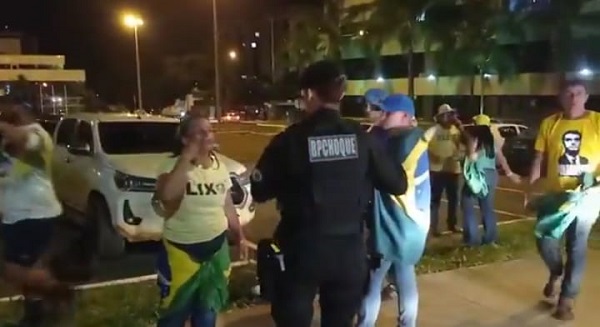 Manifestantes tentam invadir sede da PF após prisão do Cacique Serere