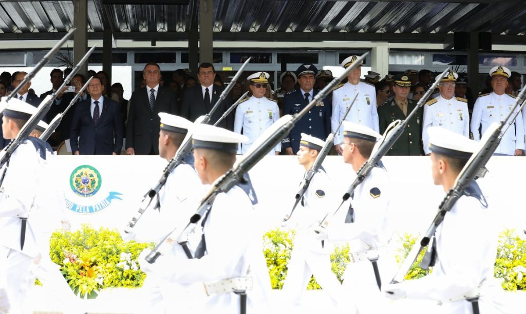 Bolsonaro participa, em Brasília, de homenagem pelo Dia do Marinheiro
