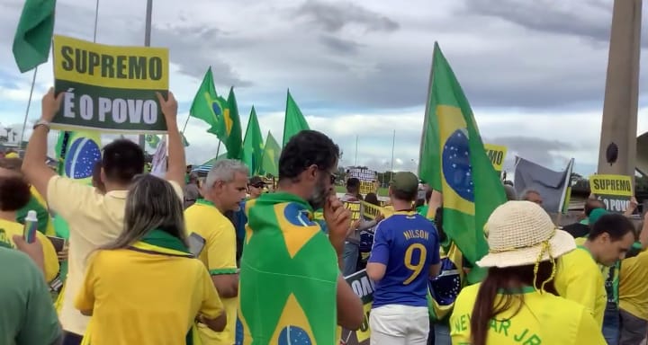 Raio atinge quatro pessoas em acampamento de manifestantes em Brasília