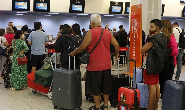 Entenda os direitos dos passageiros em atrasos de voos