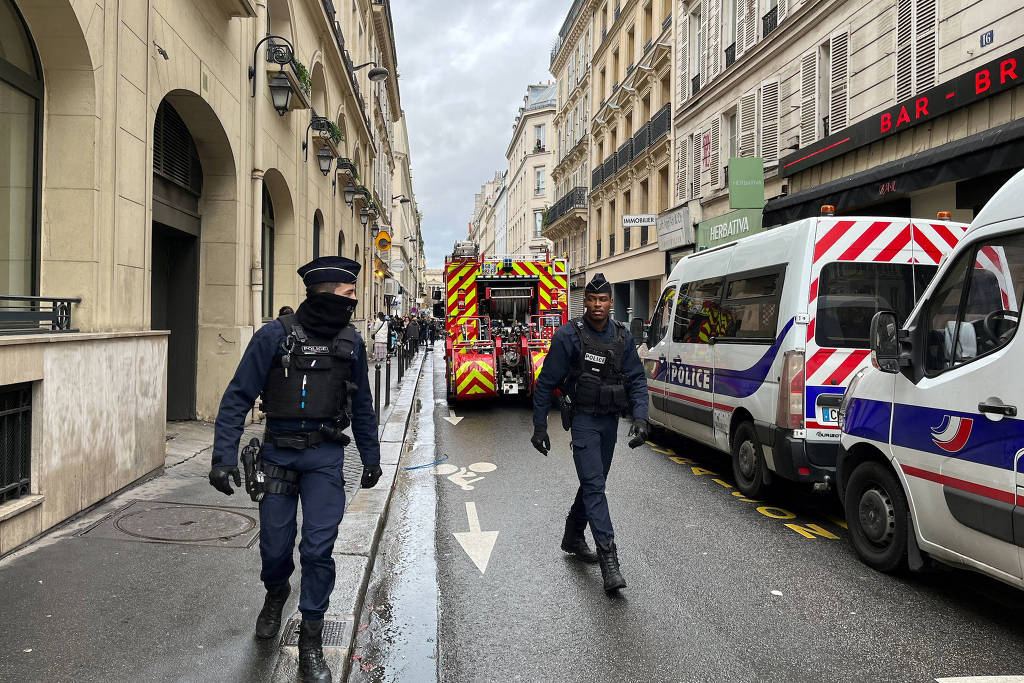 Atirador mata ao menos 3 em Paris, e polícia investiga motivação racista