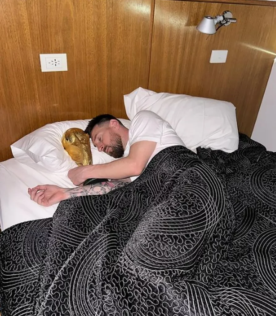 Após chegada à Argentina, Messi registra descanso ao lado da taça da Copa do Mundo na cama