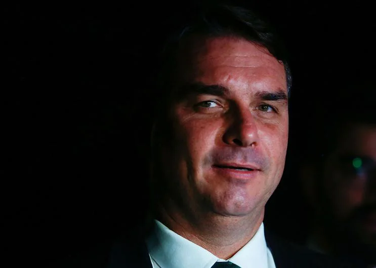 Golpe militar nunca foi cogitado”, diz Flávio Bolsonaro