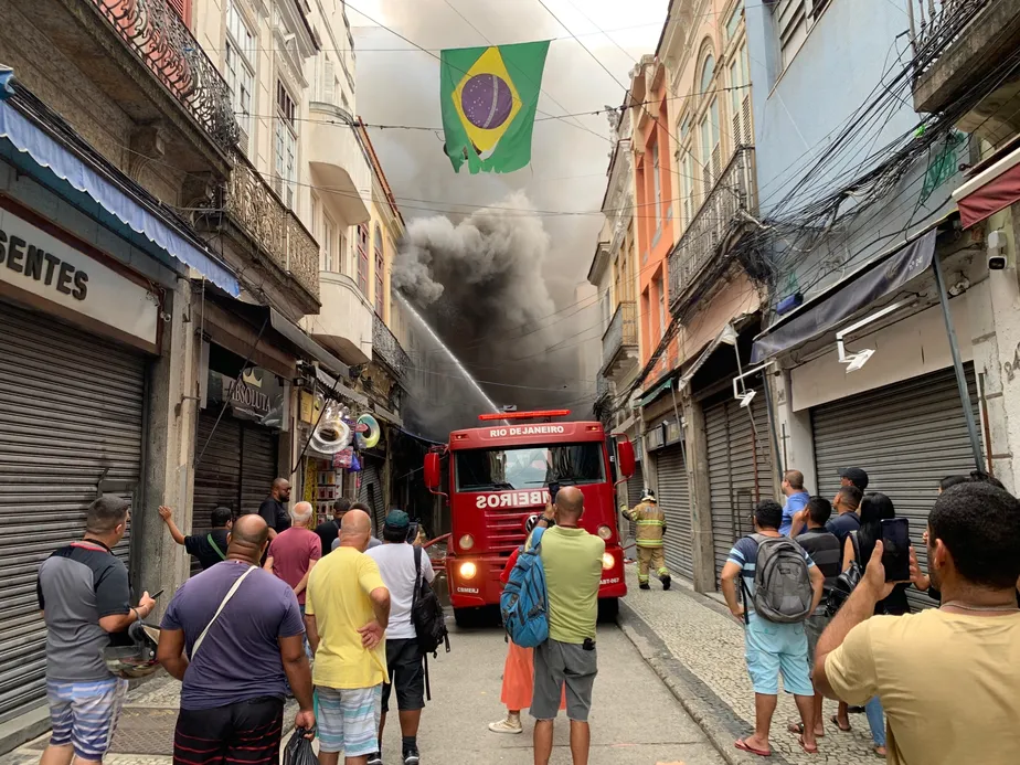 Incêndio de grandes proporções atinge loja do Saara, no Centro do Rio.