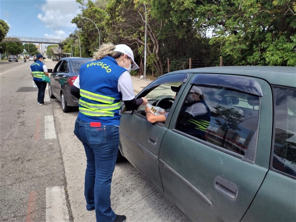 Detran promove blitz educativa focada no limite de velocidade na Av. Roberto Freire