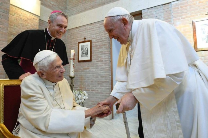 Papa emérito Bento XVI está ‘lúcido’ e seu estado é ‘estável’