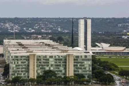 Congresso: pacote de bondades para autoridades e servidores custará mais de R$ 1 bi em 2023