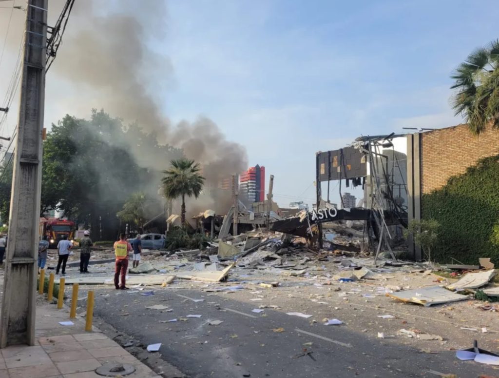Explosão destrói completamente restaurante de luxo em Teresina