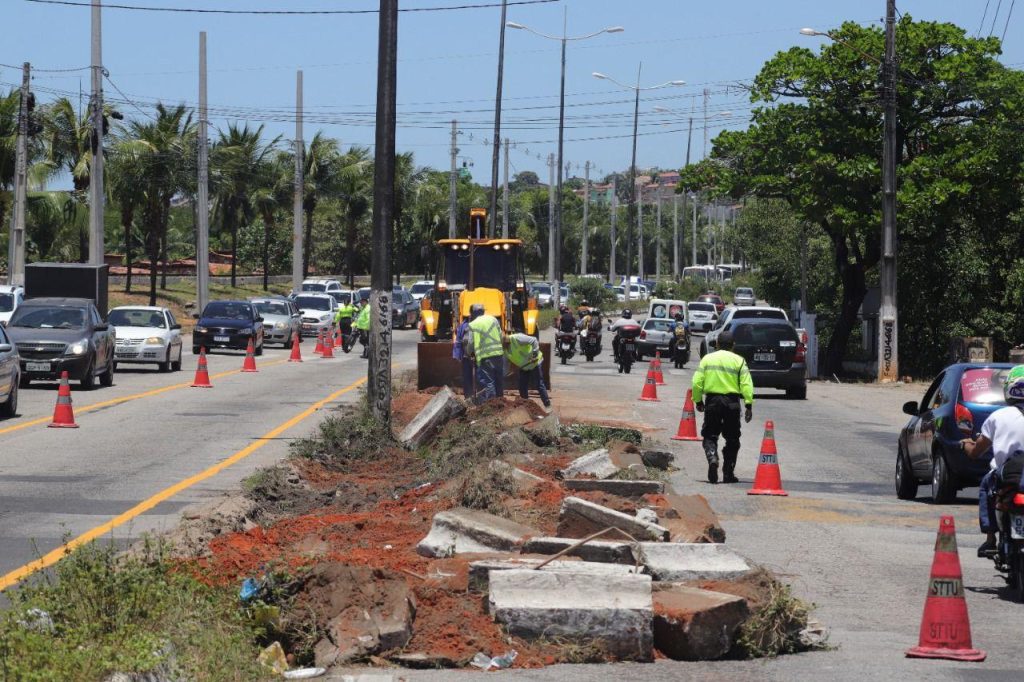 Moradores do entorno da Avenida Felizardo Moura recebem adesivos que autorizam o acesso facilitado às residências