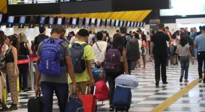 Aeronautas recusam proposta apresentada pelo TST e mantêm greve nos aeroportos para esta segunda