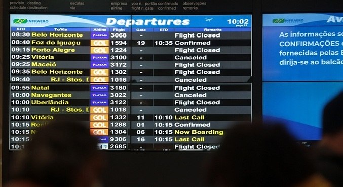Pilotos e comissários mantêm greve das 6h às 8h em 9 aeroportos