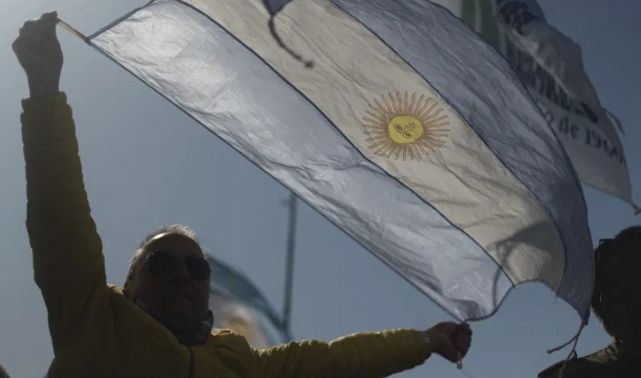 Inflação anual na Argentina vai a 92% com a alta de 4,9% registrada em novembro