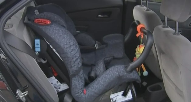 REVOLTANTE: Bandidos roubam carro e jogam ‘bebê conforto’ com criança dentro em ciclovia no litoral de SP