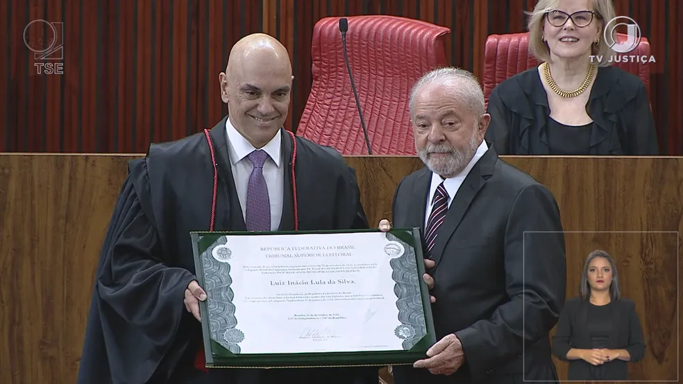 Lula se emociona em diplomação no TSE