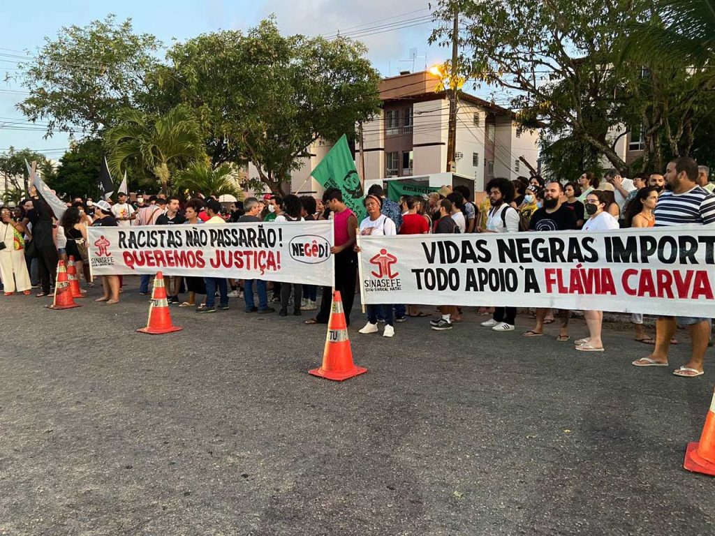 Manifestantes protestam contra racismo em frente ao prédio em que morava gerente de vendas, alvo de vizinhas