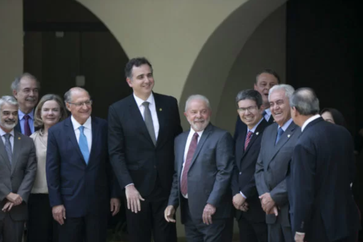 Mesmo com Lula em campo, PT tem dificuldade para aprovar PEC por 4 anos