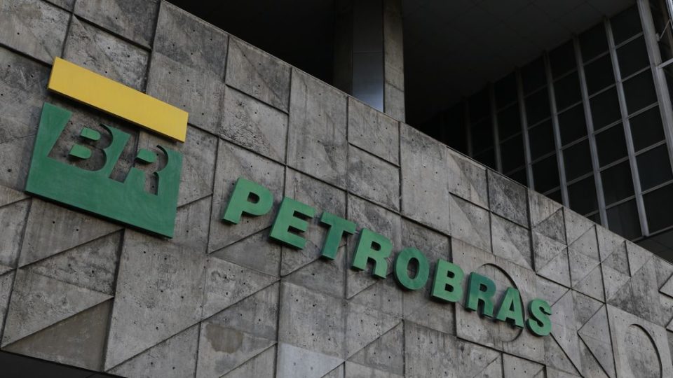 Petrobras perde R$ 30 bilhões em valor de mercado no dia e “uma Ambev” desde outubro
