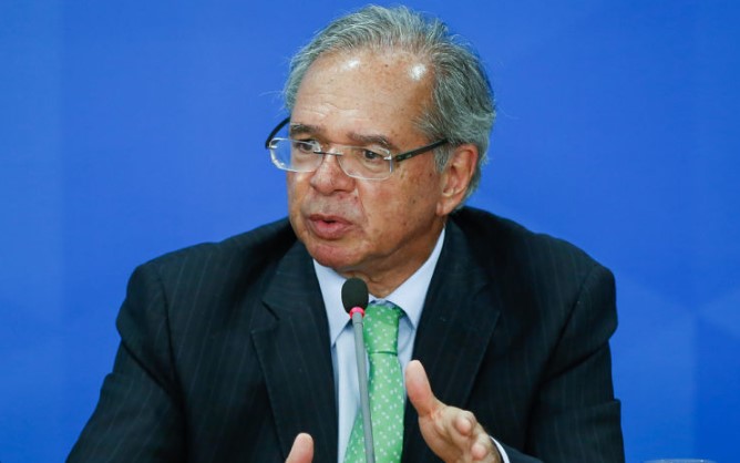 Paulo Guedes antecipa saída do governo e sai de férias