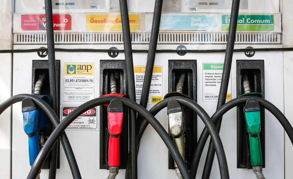 Preço médio da gasolina nos postos do país varia até 25,6% em um ano