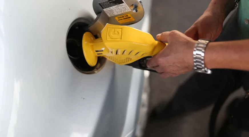 Redução no preço do diesel e gasolina para distribuidoras começa nesta quarta (7)