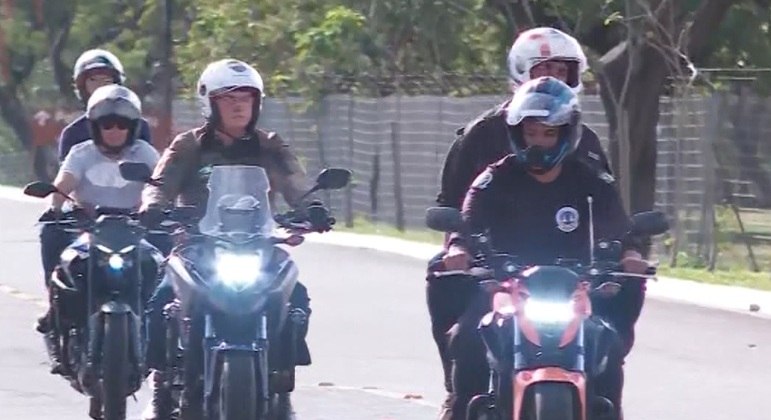 Bolsonaro passeia de moto por Brasília e conversa com apoiadores