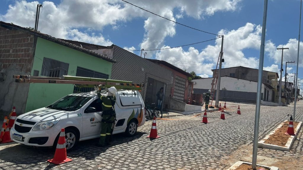 Fornecimento de energia é restabelecido em rua que foi destruída durante chuva em Natal