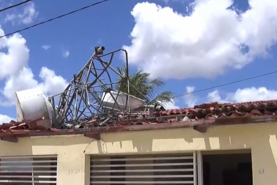 Torre desaba e atinge casas no interior do RN