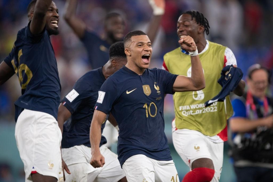 França e Inglaterra colocam favoritismo à prova no domingo de Copa; veja os jogos