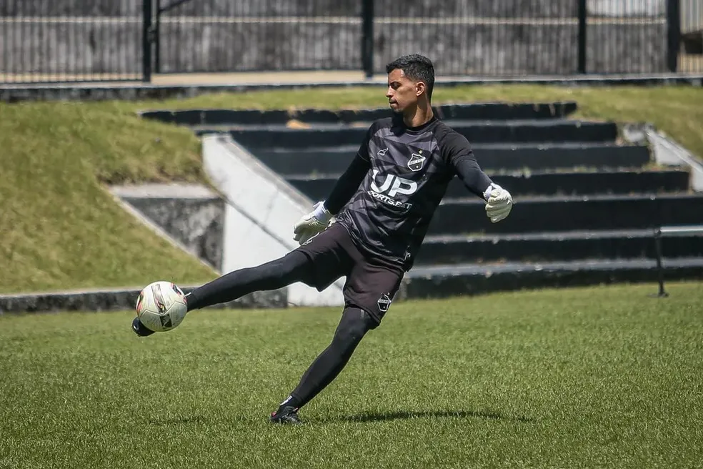 Goleiro do ABC se despede dos companheiros e deve seguir rumo à Europa