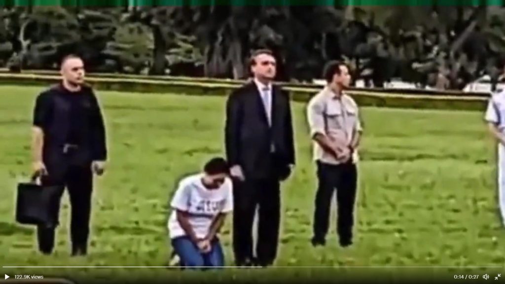 O ‘adeus’ de Bolsonaro ao Alvorada: choro, orações e Michelle de joelhos