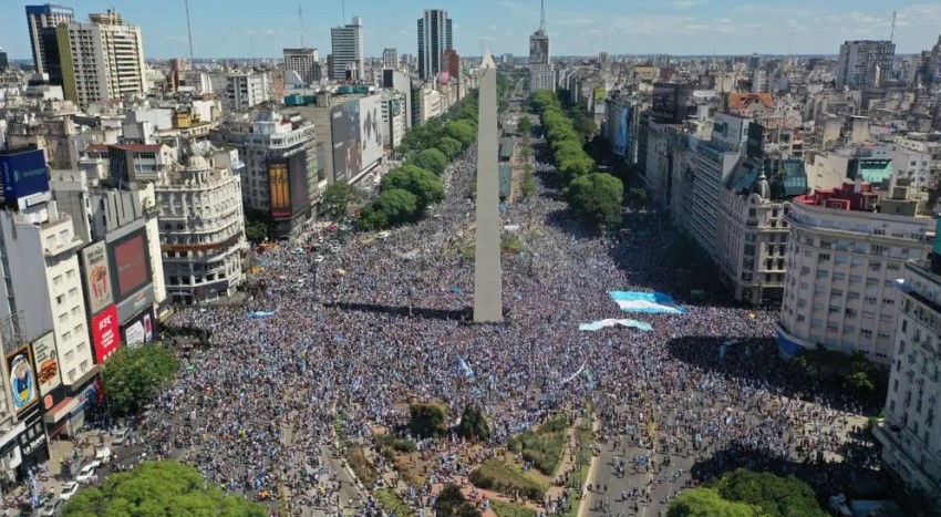 Torcedores tomam as ruas da Argentina após conquista do tri da Copa do Mundo