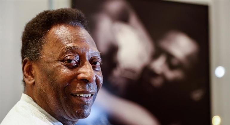 Pelé completa um mês internado; família continua reunida em hospital