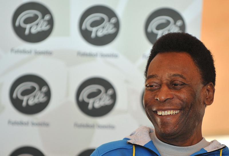 Pelé segue internado e quadro de saúde é estável