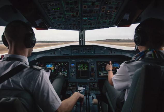 Pilotos e comissários aprovam greve a partir da próxima segunda-feira (19)