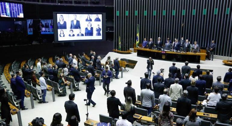 Com PEC travada, aliados de Lula cogitam medida provisória para tirar Bolsa Família do teto