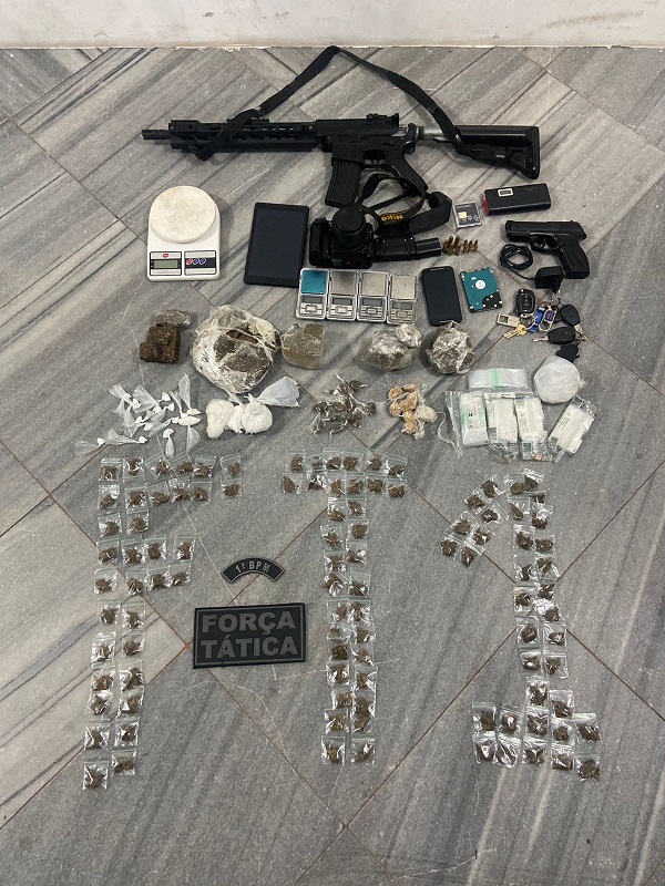 PM apreende drogas, simulacros de pistola e fuzil na zona leste de Natal