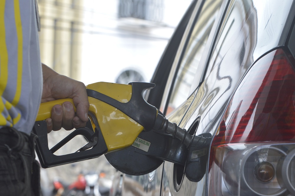 Preço médio do litro da gasolina recua 0,4%, diz ANP