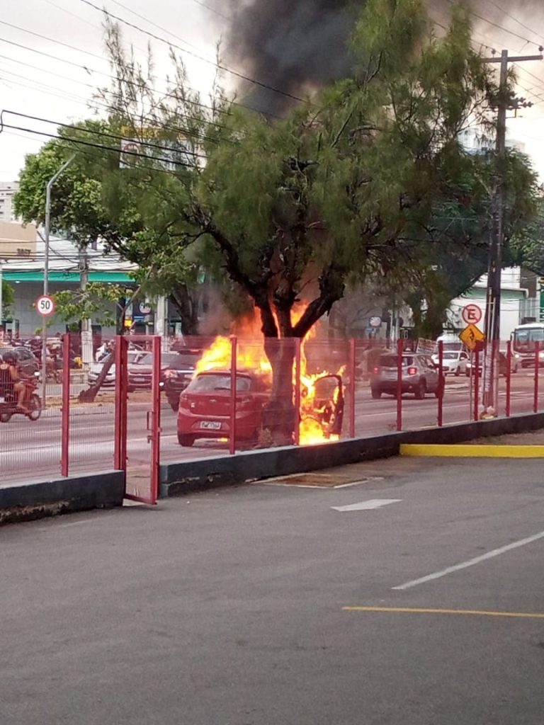 Carro pega fogo em frente a atacado em avenida movimentada de Natal