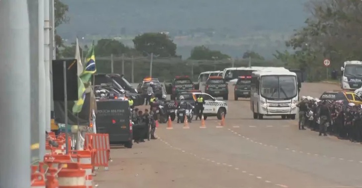 Mais de 1200 manifestantes são detidos em desmonte de acampamento no QG do Exército, em Brasília